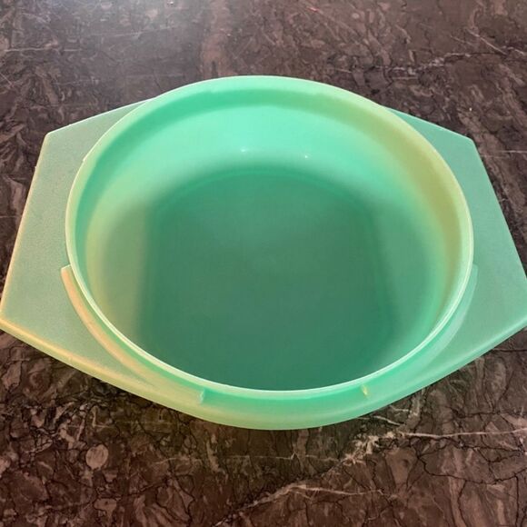 Vintage Tupperware Green Bowl with Handles - Picture 2 of 3